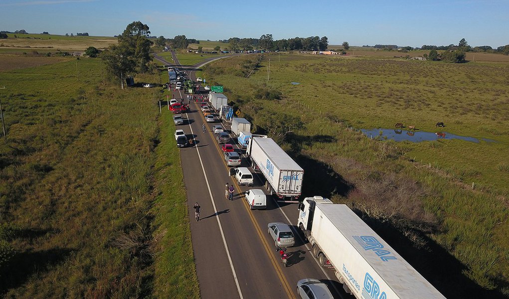 Com medo de caminhoneiros, Bolsonaro manda Petrobras cancelar aumento do diesel