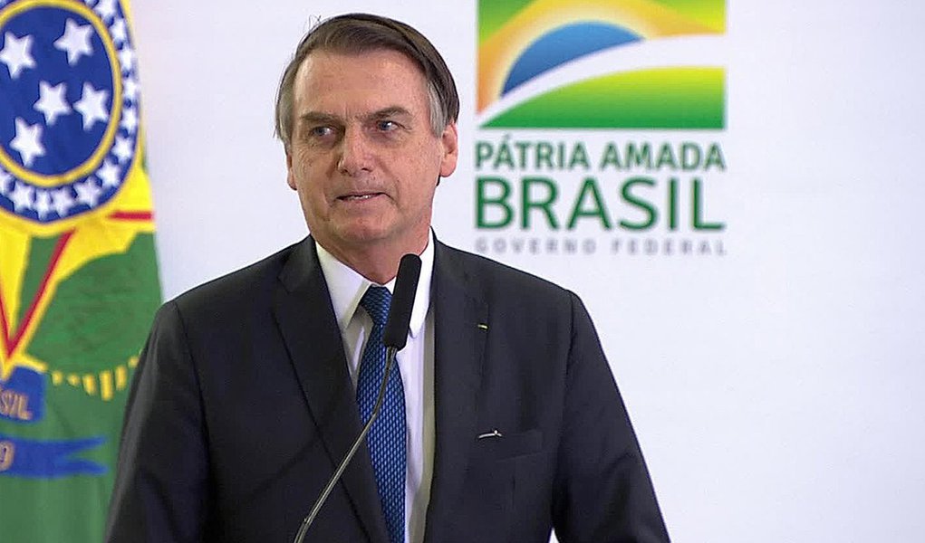 Depois de 'abacaxi', Bolsonaro diz perguntar a Deus o que faz na Presidência