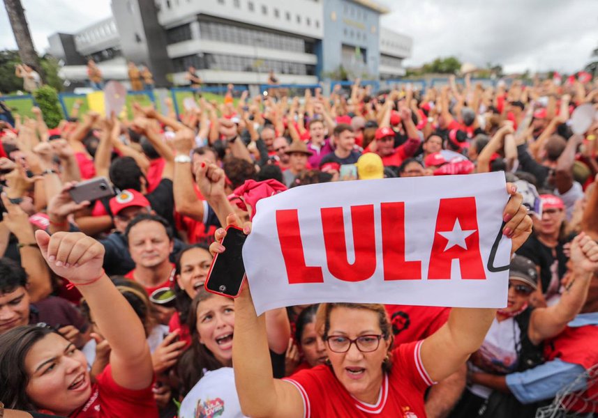 Mais de 10 mil em Curitiba e milhares em todo o país pelo Lula Livre