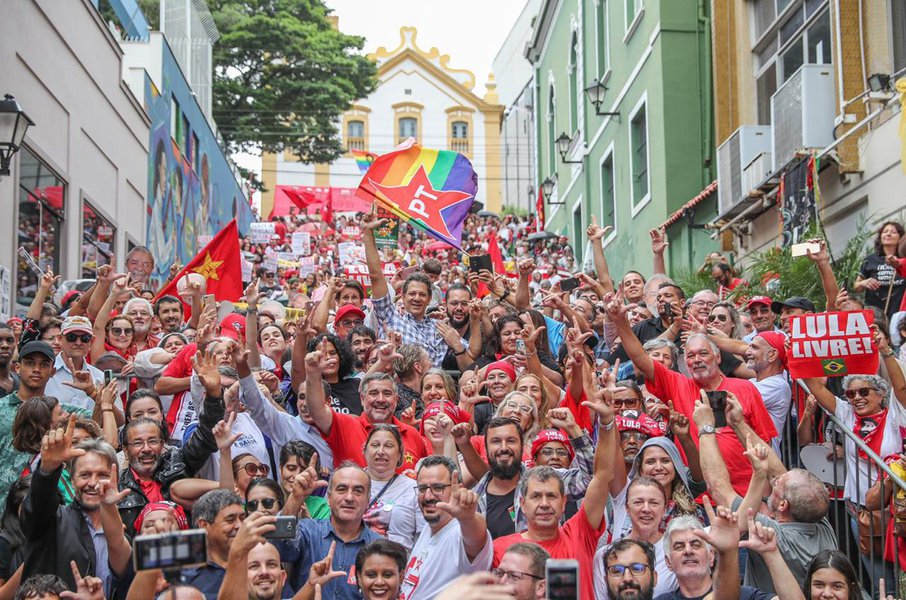 Em ato em Florianópolis, Haddad proclama: Justiça não pode ter torcida
