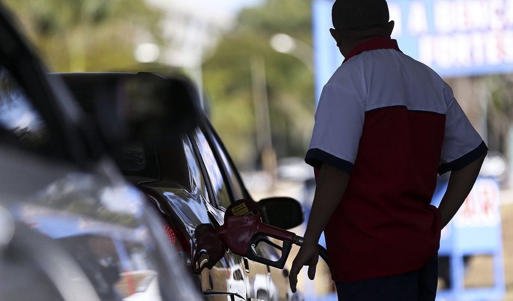Petrobras aumenta gasolina em 5,6% e preço dispara com Bolsonaro