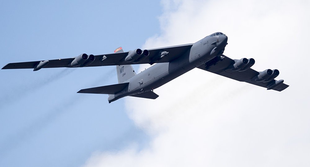 Avião militar dos EUA treina lançamento de bombas perto das fronteiras russas