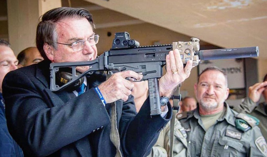 Presidente da morte, Bolsonaro publica foto com metralhadora e defende população armada