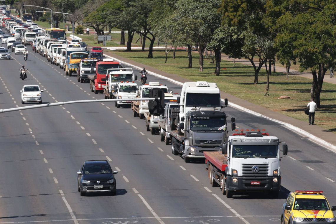 Caminhoneiros farão carreata contra Bolsonaro mas negam paralisação