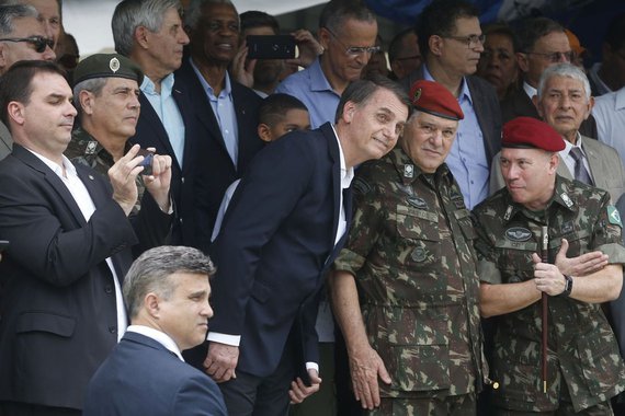Bolsonaro e sua carreira construída a base de lamber botas