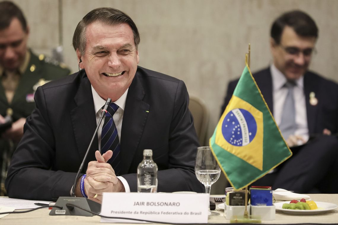 Bolsonaro diz que brasileiro ganha muito e defende informalidade