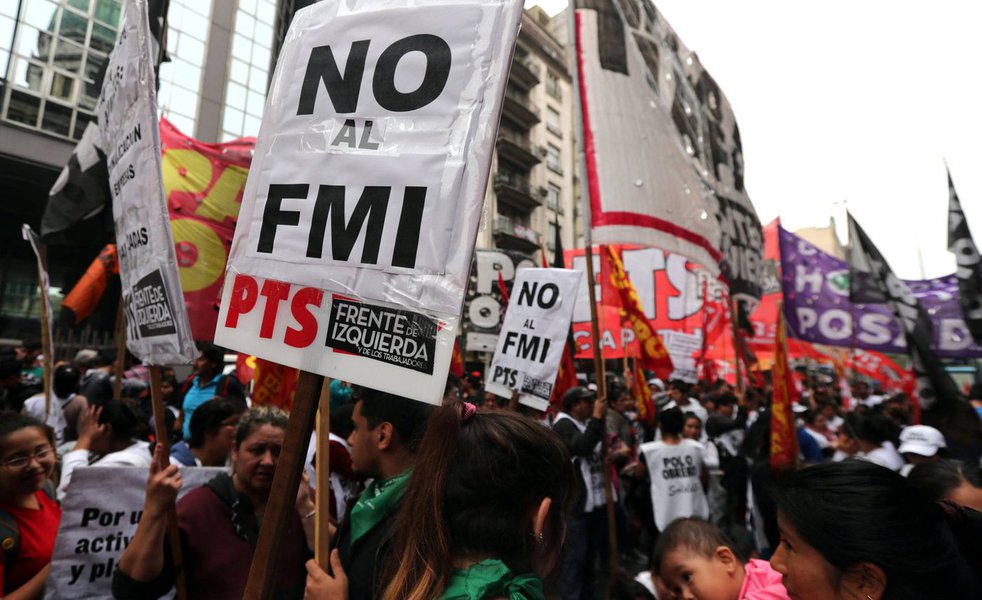 Com neoliberal Macri, Argentina afunda em recessão e PIB cai
