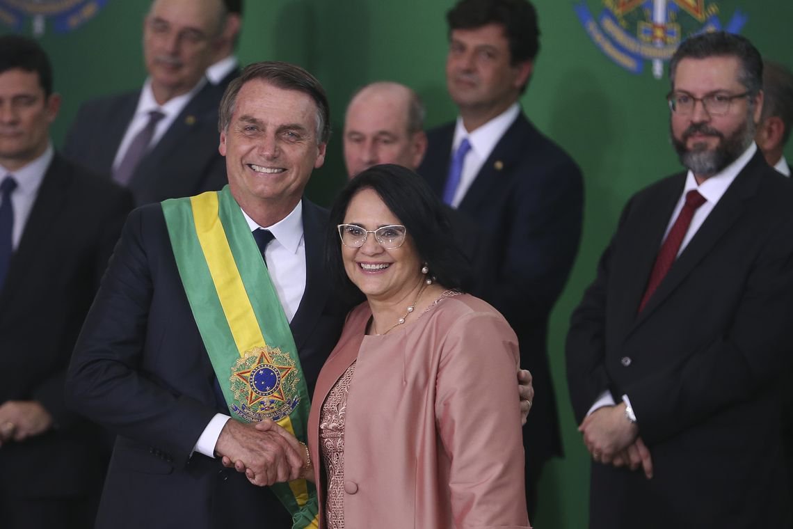 Bolsonaro diz que ouve qualquer ministro, 'até a Damares'