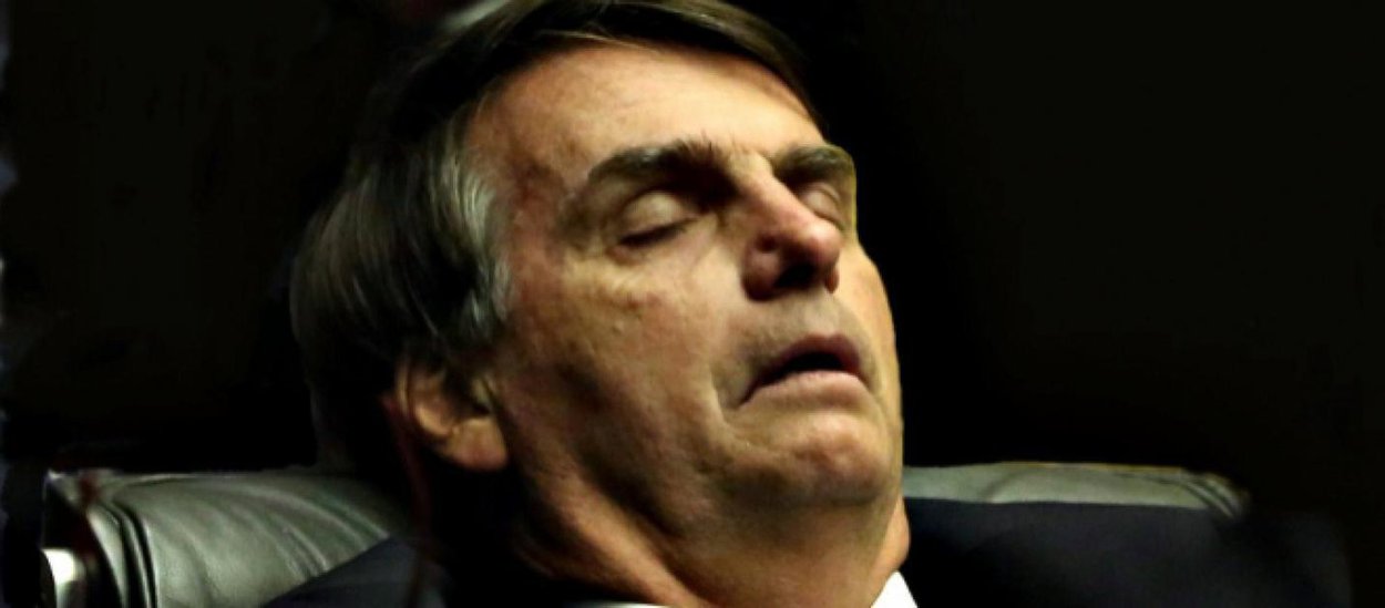 Bolsonaro diz só conseguir dormir com arma ao lado