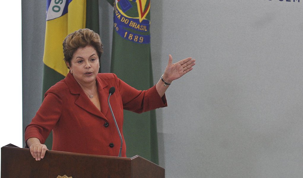 Dilma emite nota para negar risco de crise institucional
