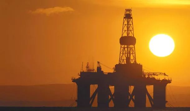 Agência Internacional de Energia prevê excedente no mercado global de petróleo para 2025