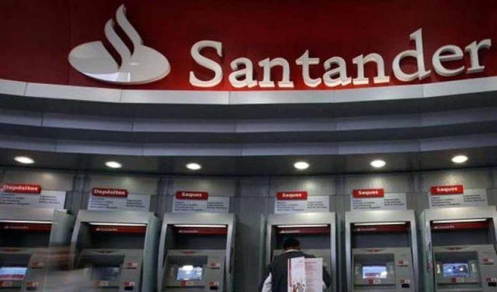 Santander demite mais de mil no País