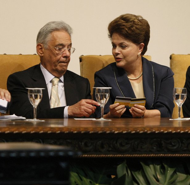 Para FHC, chegou a hora de Dilma "beijar a cruz"