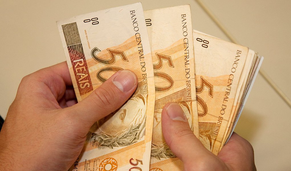 Orçamento prevê salário mínimo de R$ 667,75 no ano que vem