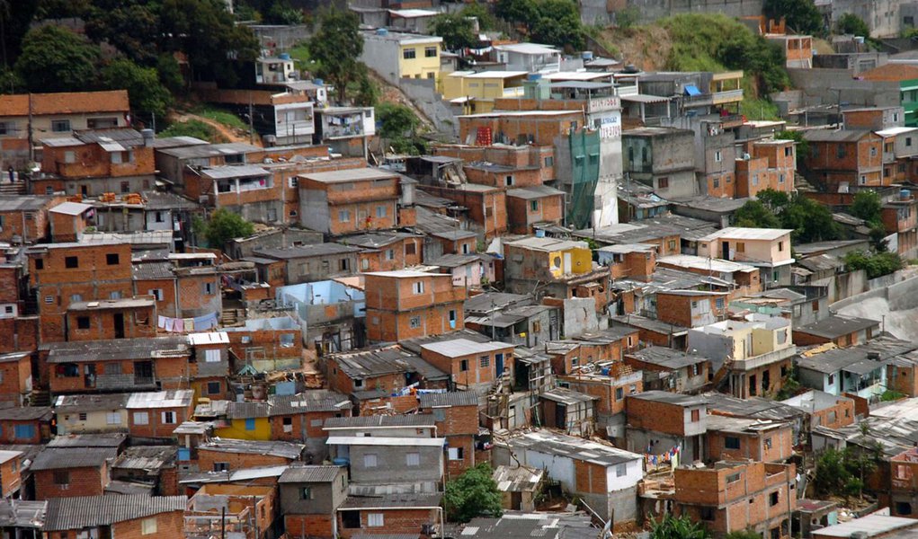 IBGE: Brasil dobra número de moradores de favelas em 20 anos