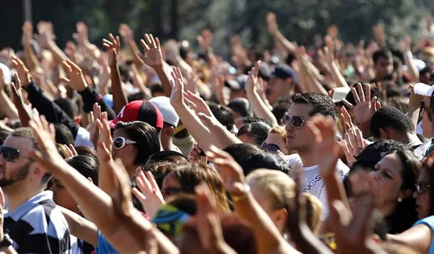 Crescimento evangélico é mais forte entre pretos, pardos e jovens, revela Censo