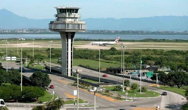 Aeronautas e aeroviários fazem manifestação no Tom Jobim 