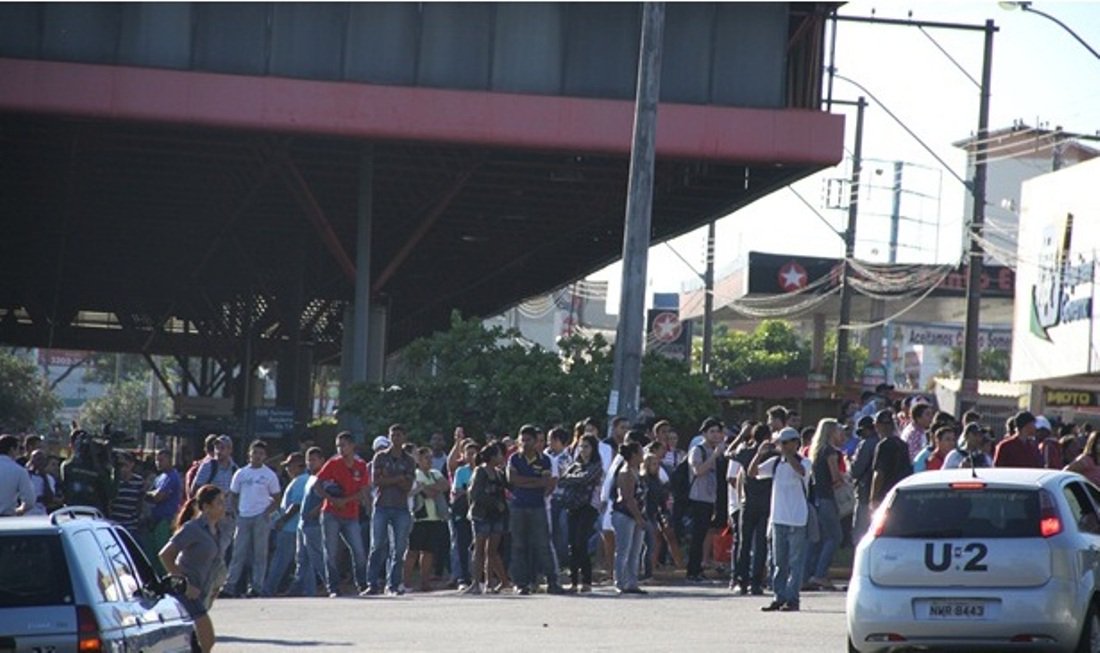 Motoristas ignoram sindicato e transporte coletivo para em Goiânia