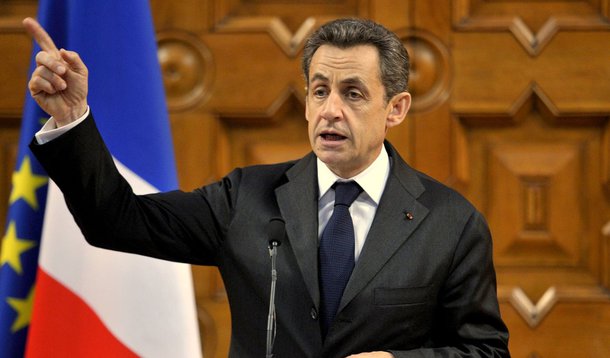 Sarkozy ultrapassa Hollande, mas é vencido no segundo turno