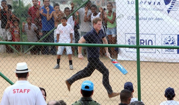 Príncipe Harry joga críquete no Alemão