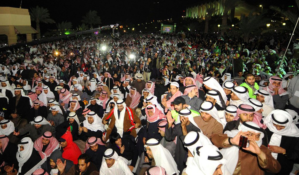 População comemora queda do governo no Kuwait 