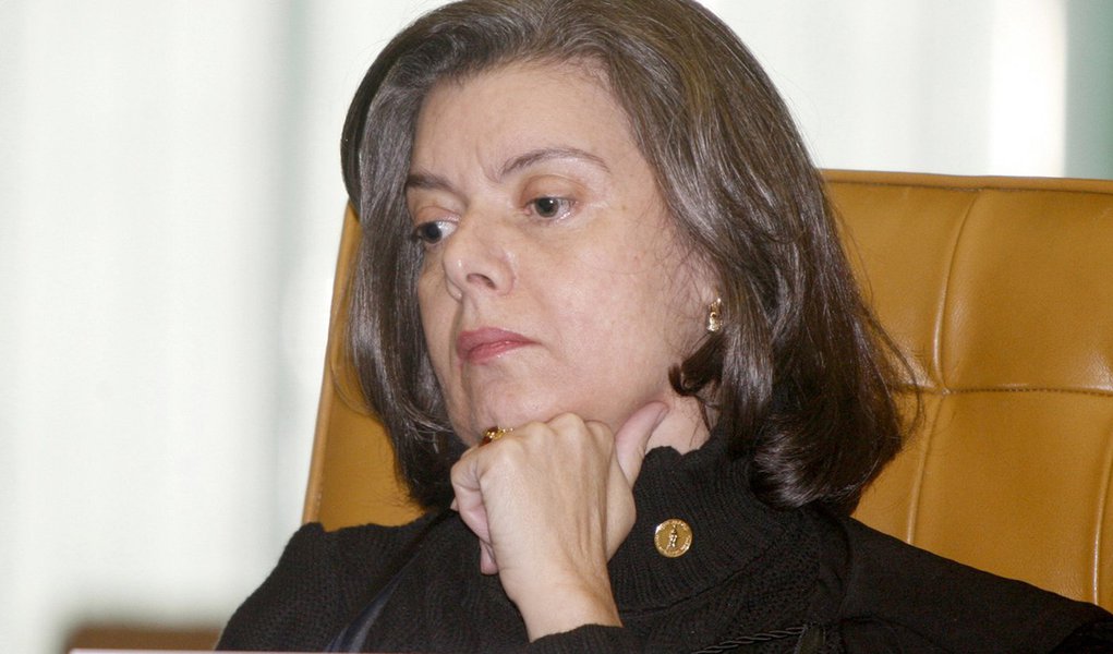 Cármen Lúcia é a eleita presidente do TSE