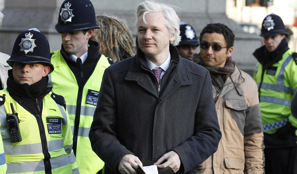 Assange foge de prisão domiciliar e pede asilo ao Equador