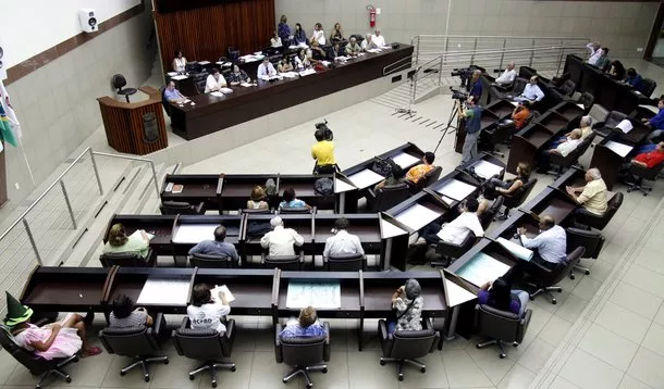 Vereadores de BH aprovam projeto que autoriza uso da Bíblia como material complementar nas escolas