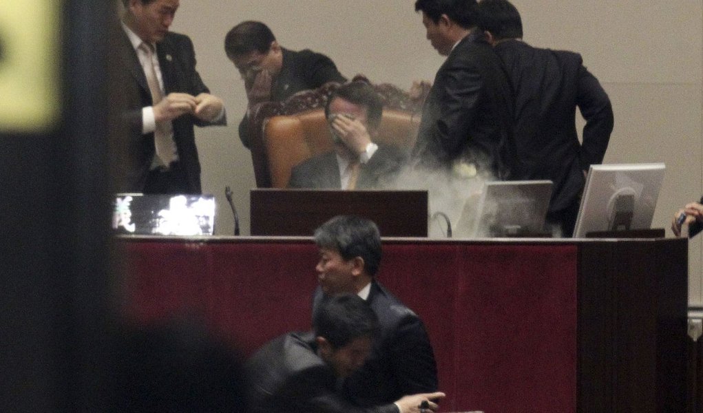Oposição sul-coreana usa gás lacrimogêneo em votação