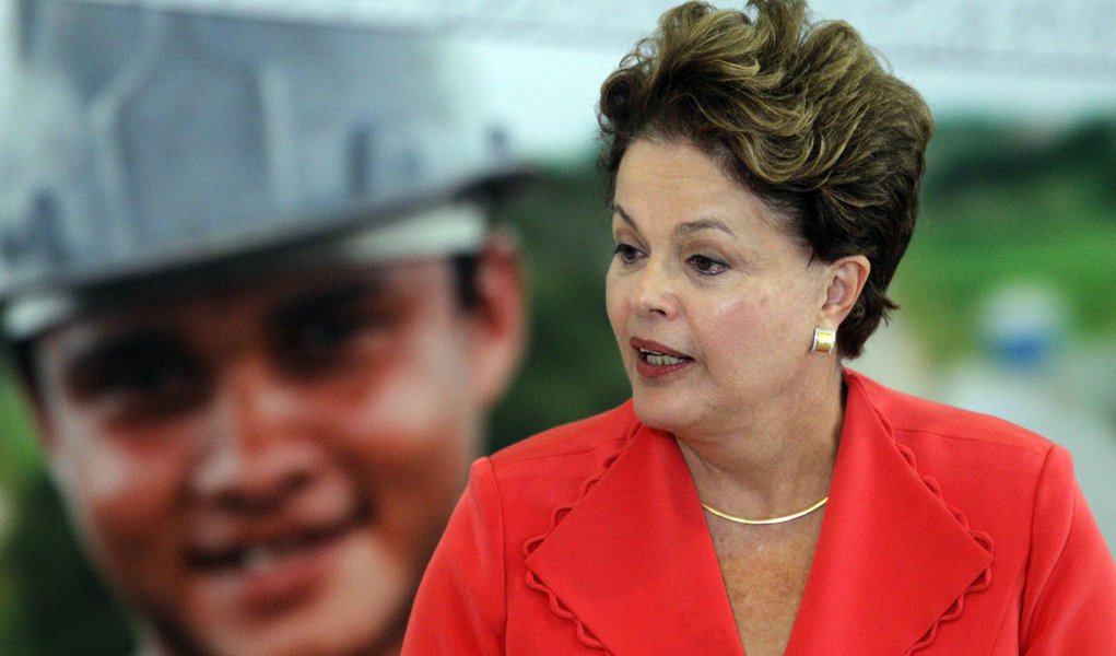 Dilma sai de Brasília em segredo e visita Lula em São Paulo