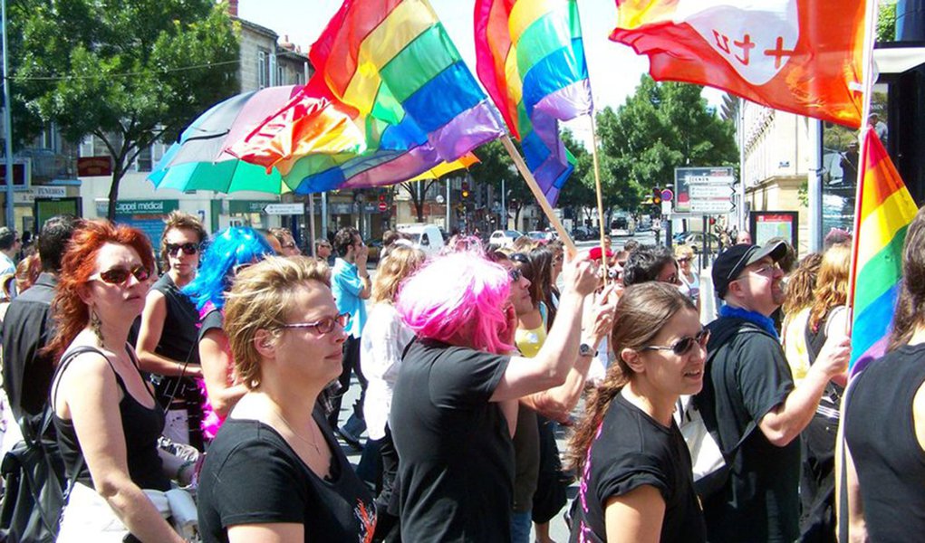 Parlamento francês aprova casamento homossexual