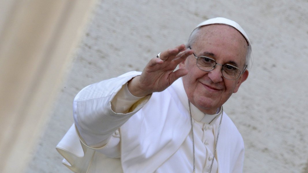 Papa prepara reforma constitucional no Vaticano