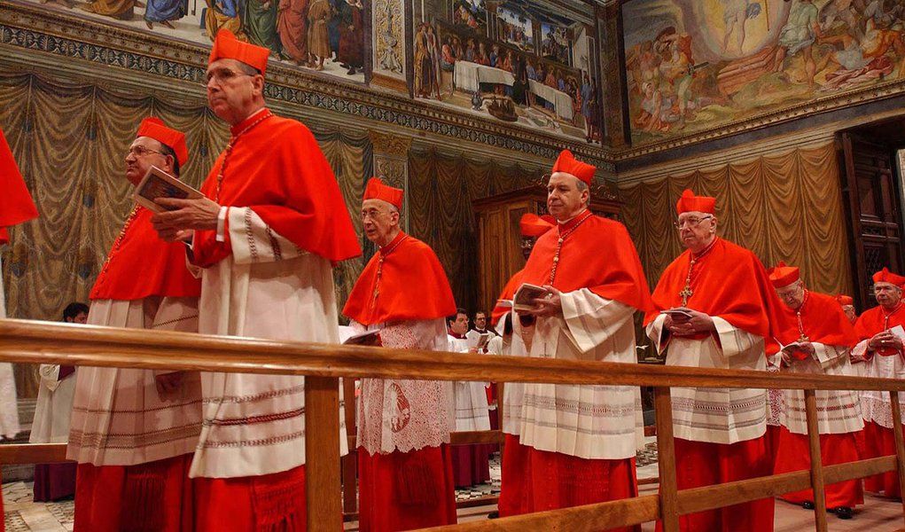 Conclave começa com escândalo da sauna gay 