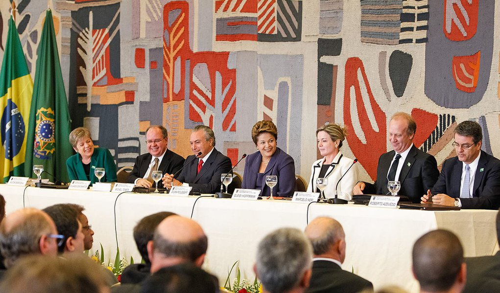 Dilma sobre atos: "Ninguém pediu a volta ao passado"