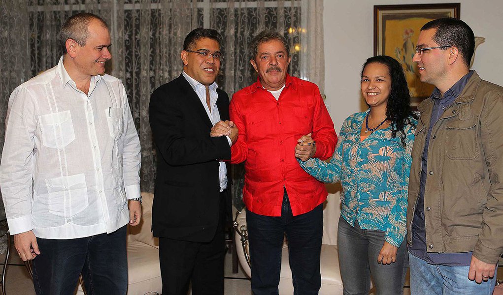 Em Cuba, Lula manda “energia positiva” a Chávez
