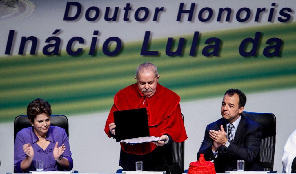 Ofendido por honoris causa a Lula, engenheiro devolve diploma