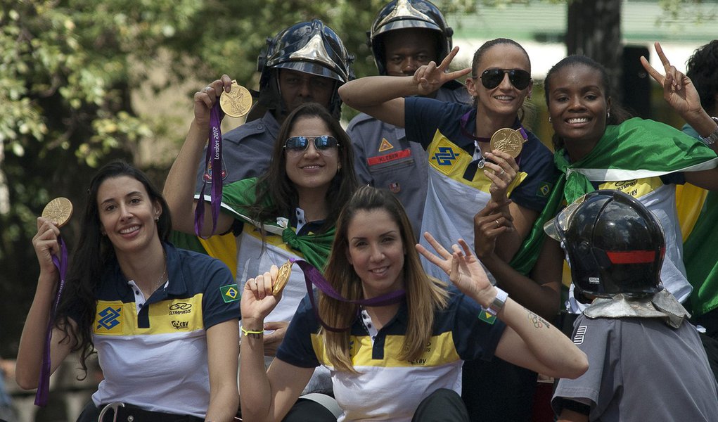 Meninas de Ouro desfilam em São Paulo