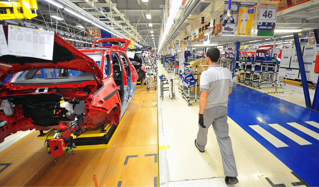 Produção industrial cai no Brasil e cresce em Goiás