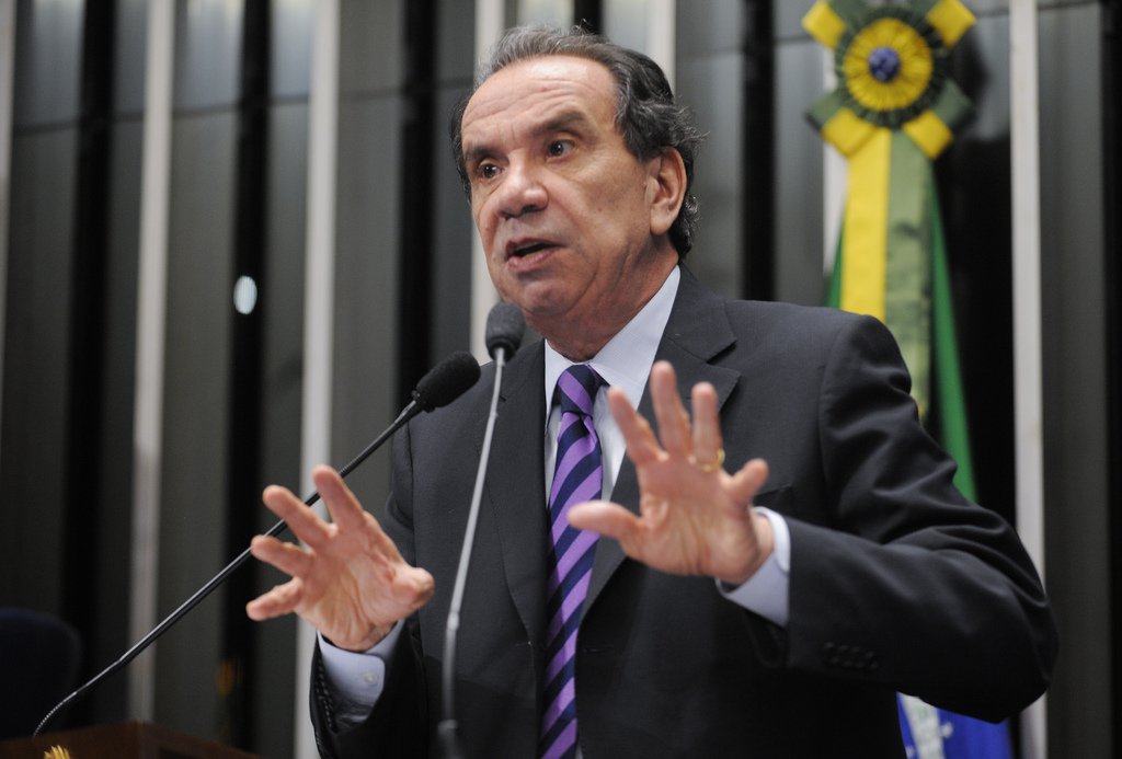 Aloysio Nunes: "Dilma enfiou o pé na jaca"