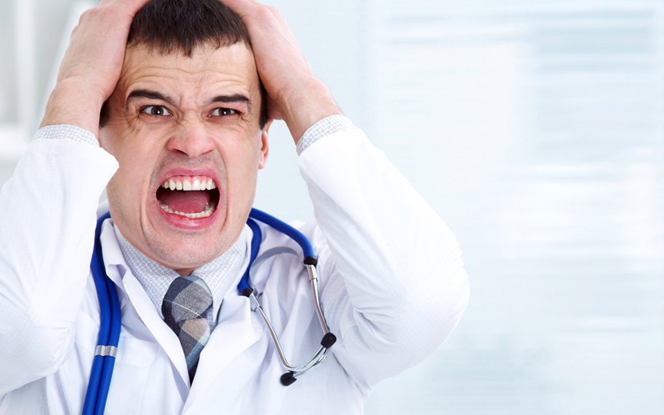 Médico estressado. Síndrome do burn-out também afeta os profissionais da saúde