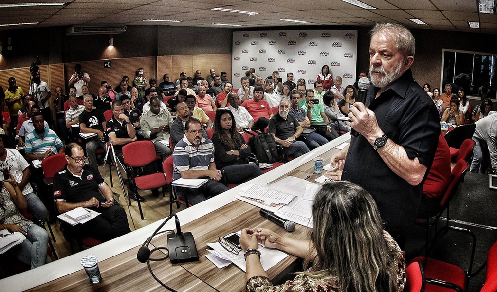Lula: crescimento só volta com democracia e diretas