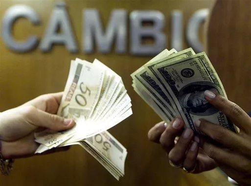 BC vende US$ 2,015 bi em novo leilão à vista após dólar atingir R$ 6,20
