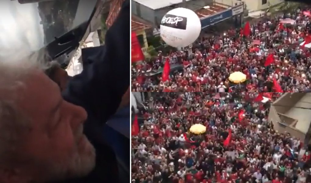 Lula, que resiste à prisão, acena para multidão no sindicato