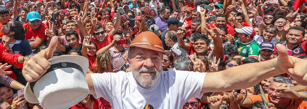Lula é o líder da grande Revolução Democrática que o Brasil precisa