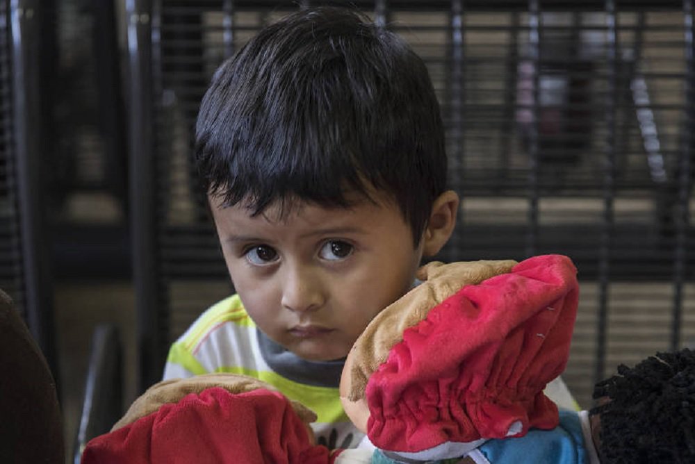 Crianças imigrantes em detenção nos EUA limpam privadas e são proibidas de chorar
