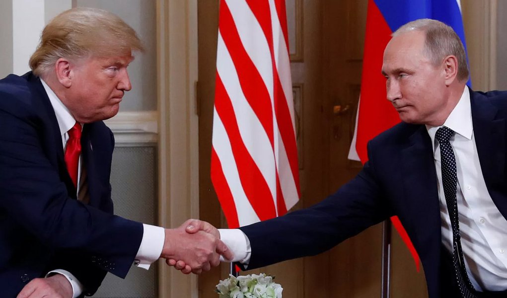 Na cúpula com Putin, Trump abandona discurso de confronto