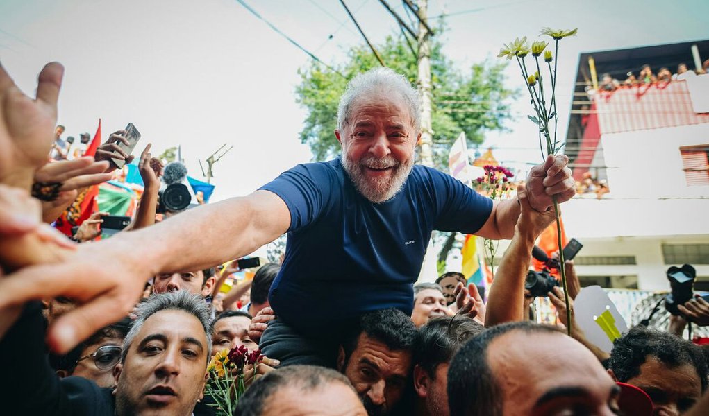 Candidatura de Lula, um acerto espetacular do PT, cresce com as injustiças