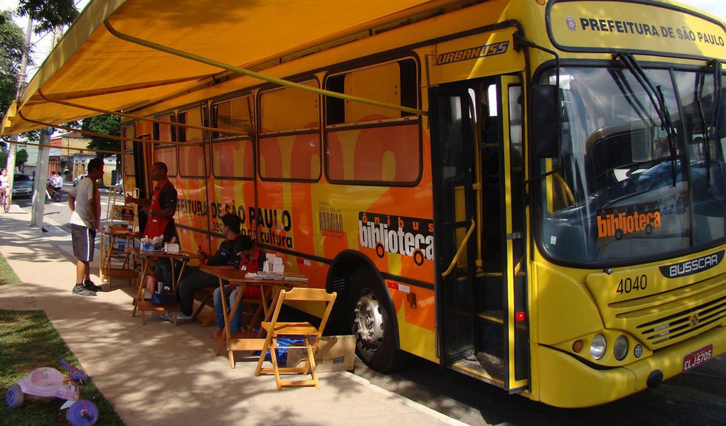Fim de programa de bibliotecas itinerantes faz leitura despencar em São Paulo