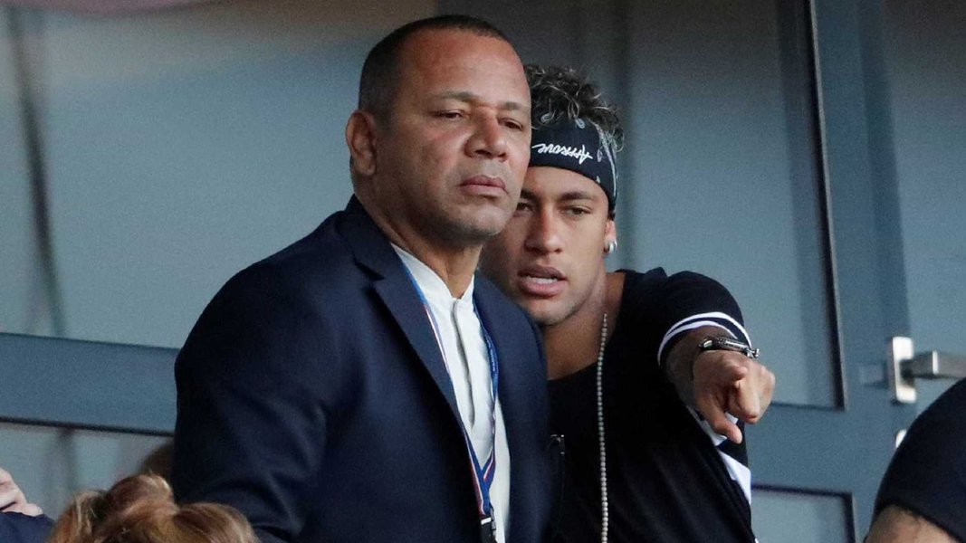 Le Monde descreve o “onipresente” pai de Neymar: “meu filho, meus contratos”