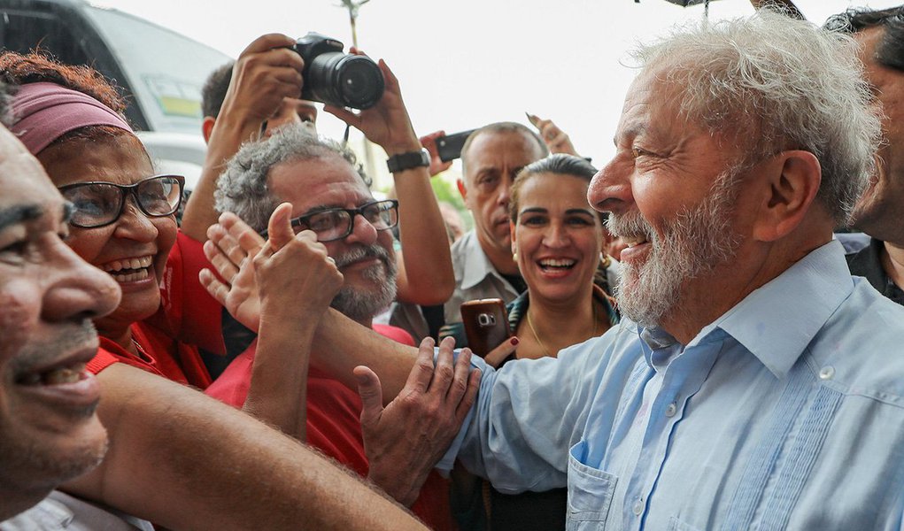 Lula é o nome da frente única contra fascismo que CNI aplaudiu de pé